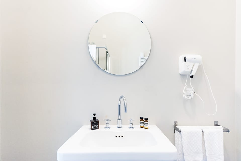 Double Room, Ensuite | Bathroom | Shower, rainfall showerhead, hair dryer, towels