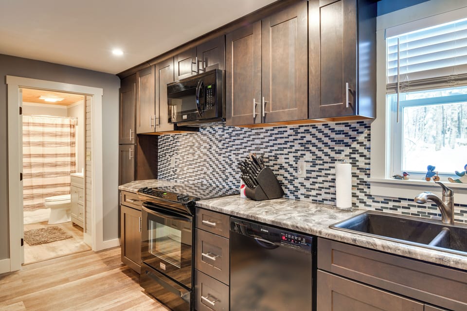 Kitchen | Cooking Basics | Coffee Maker | Paper Towels/Trash Bags Provided