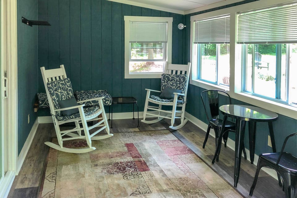 Sunroom | Board Games | Picnic Table | Spacious Yard