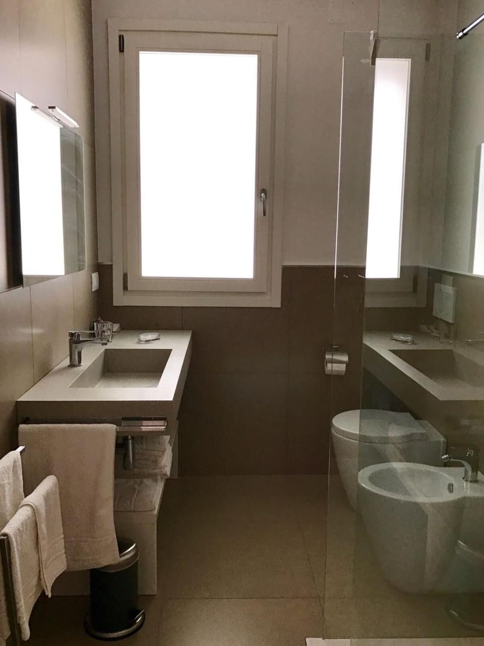 Shower, rainfall showerhead, free toiletries, hair dryer