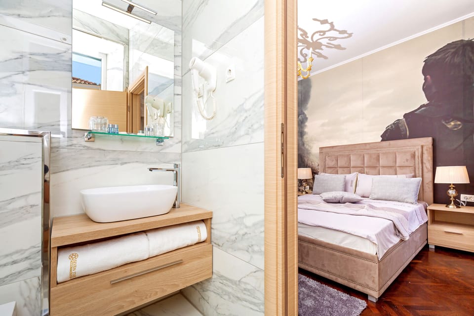 Deluxe Double Room, Sea View | Bathroom | Shower, rainfall showerhead, free toiletries, hair dryer