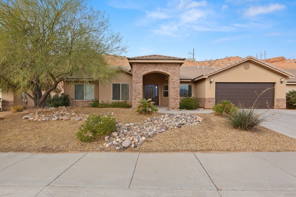 Private home in quite neighborhood in a circle with no neighbors behind the home