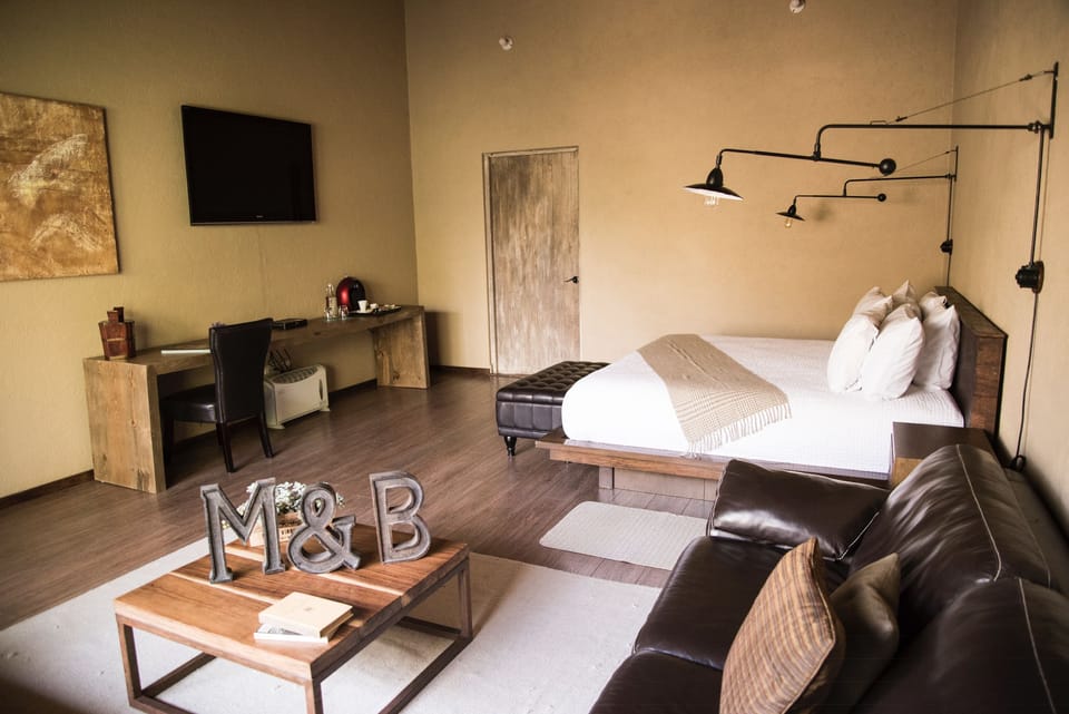 Deluxe Bungalow, 1 King Bed, Non Smoking, Pool View | In-room safe, iron/ironing board, free WiFi, bed sheets