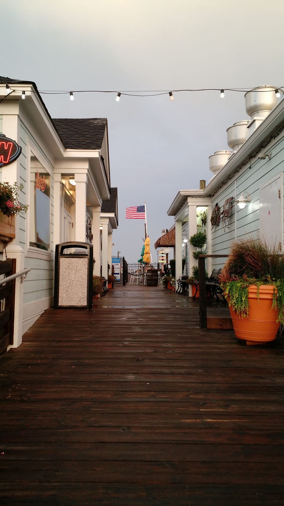 Surfside Pier with    gift shop, ice cream parlor and Surf Diner