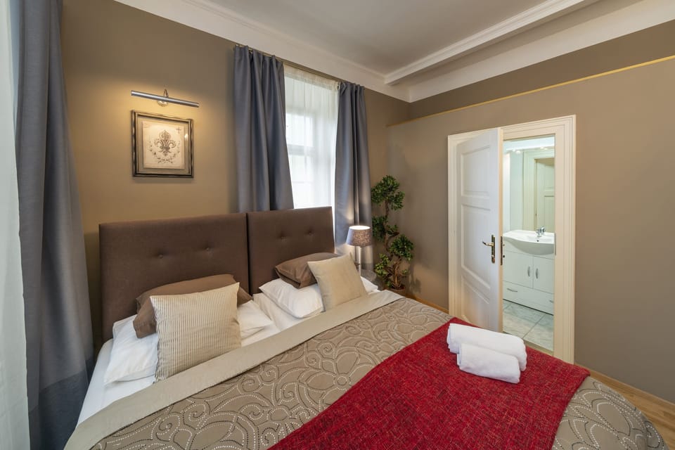Living bedroom with double bed 180x200 cm, double sofa bed and kitchenette