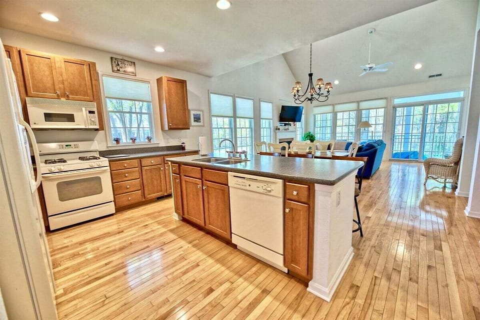 Large gourmet kitchen with seating for 4