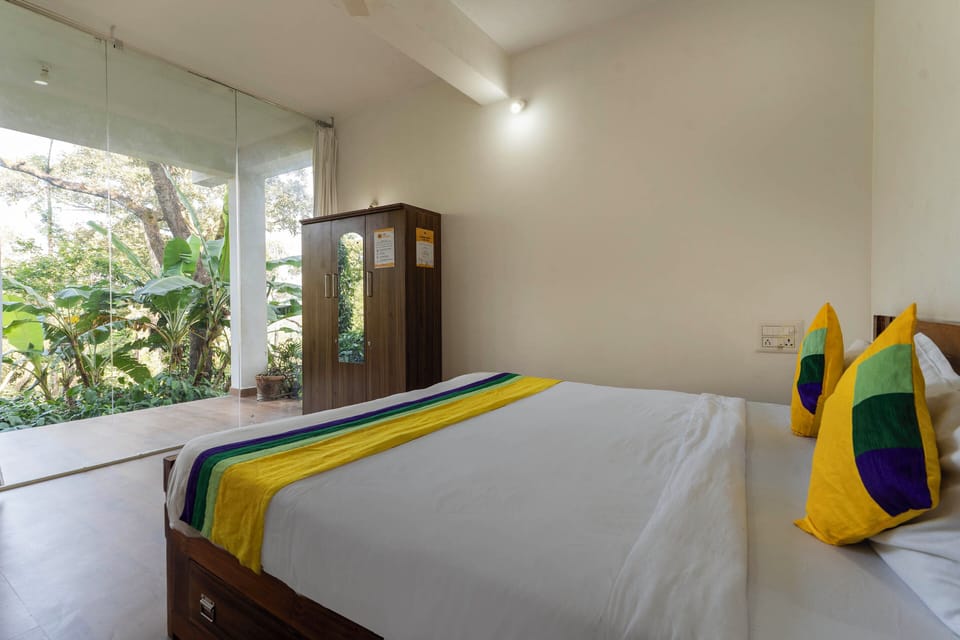 Standard Double Room | Desk, free WiFi, bed sheets