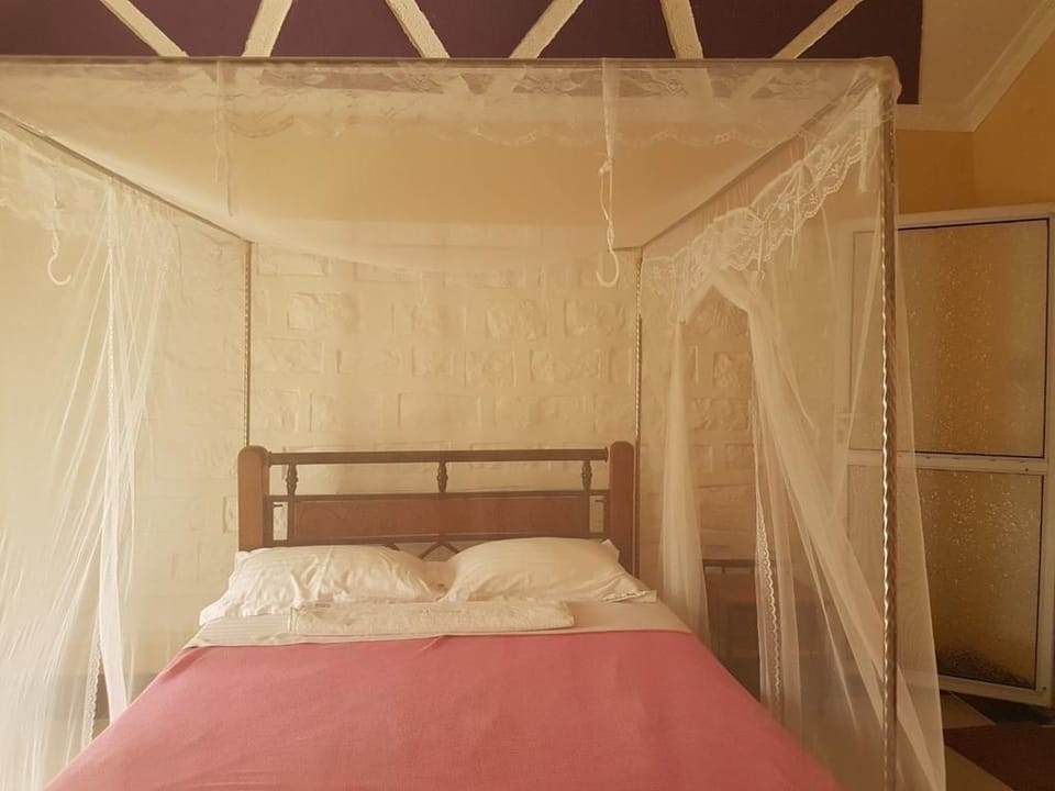 Standard Double Room | Desk, soundproofing, WiFi (free), bed sheets