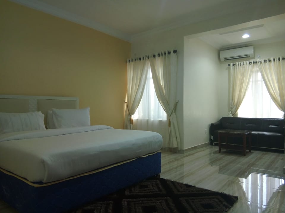 Business Room | Desk, blackout drapes, free WiFi, bed sheets