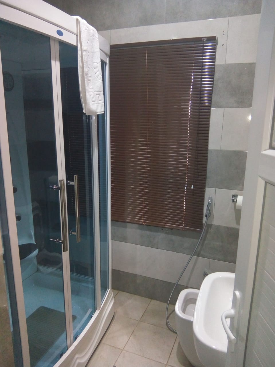 Luxury Suite | Bathroom | Shower, rainfall showerhead, free toiletries, towels