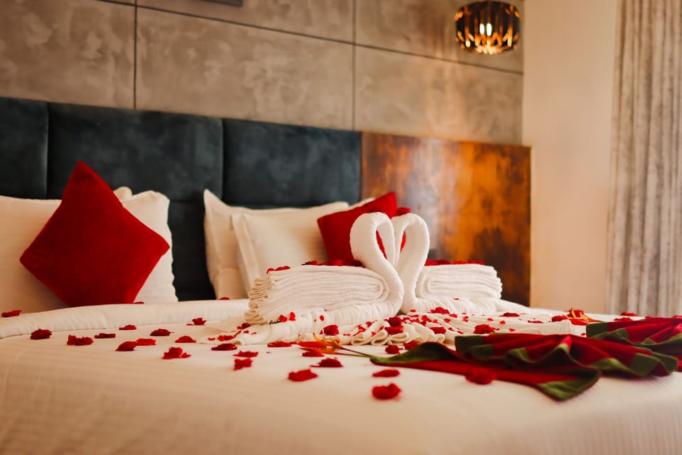 Honeymoon Cottage with Jacuzzi | 1 bedroom, minibar, in-room safe, desk