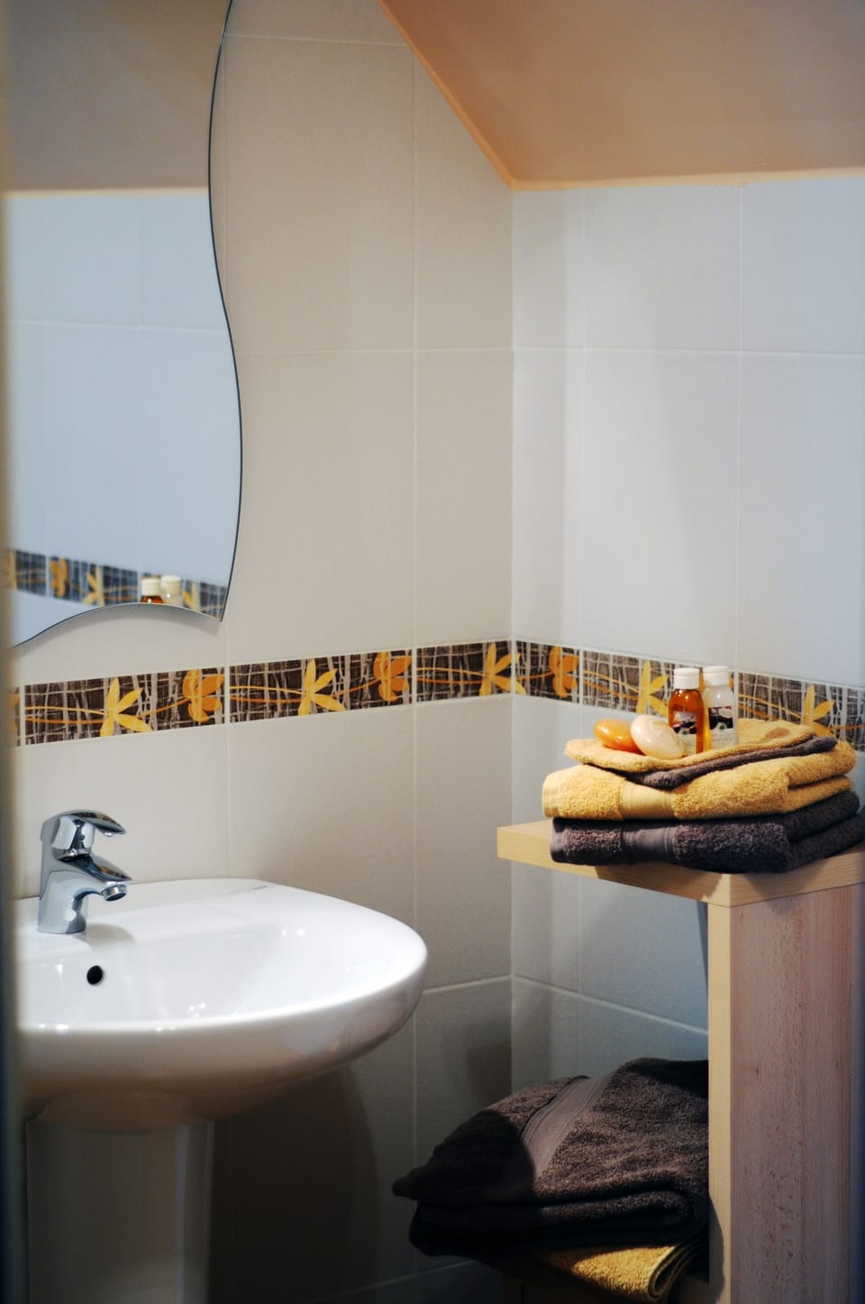 Room (Bleuenn er Wern) | Bathroom sink