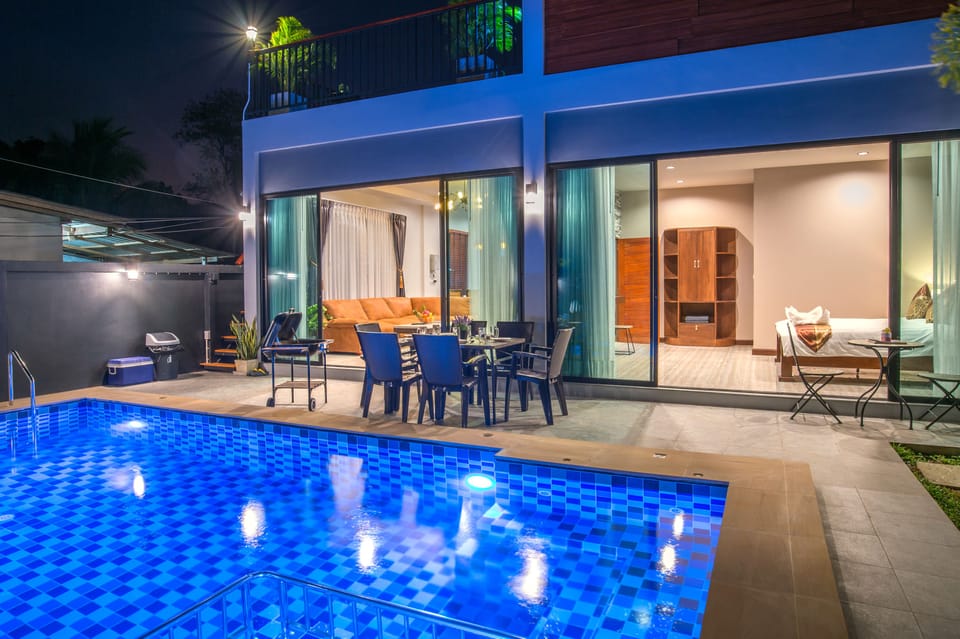 Outdoor pool, open 9:00 AM to 10:30 PM, pool umbrellas, sun loungers