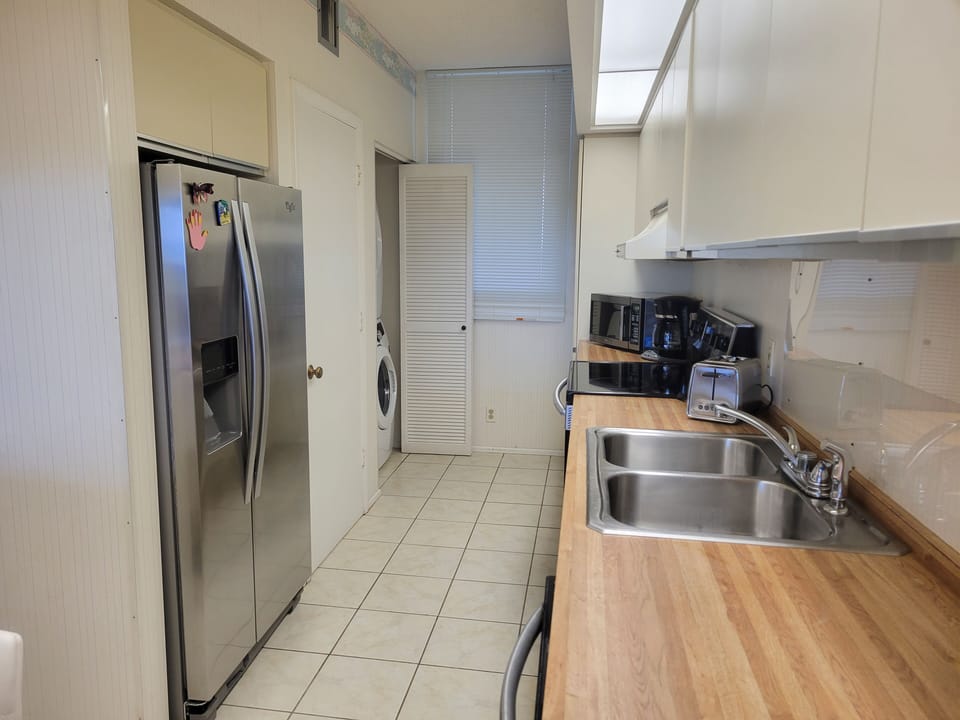 Beachplace 5-402 kitchen