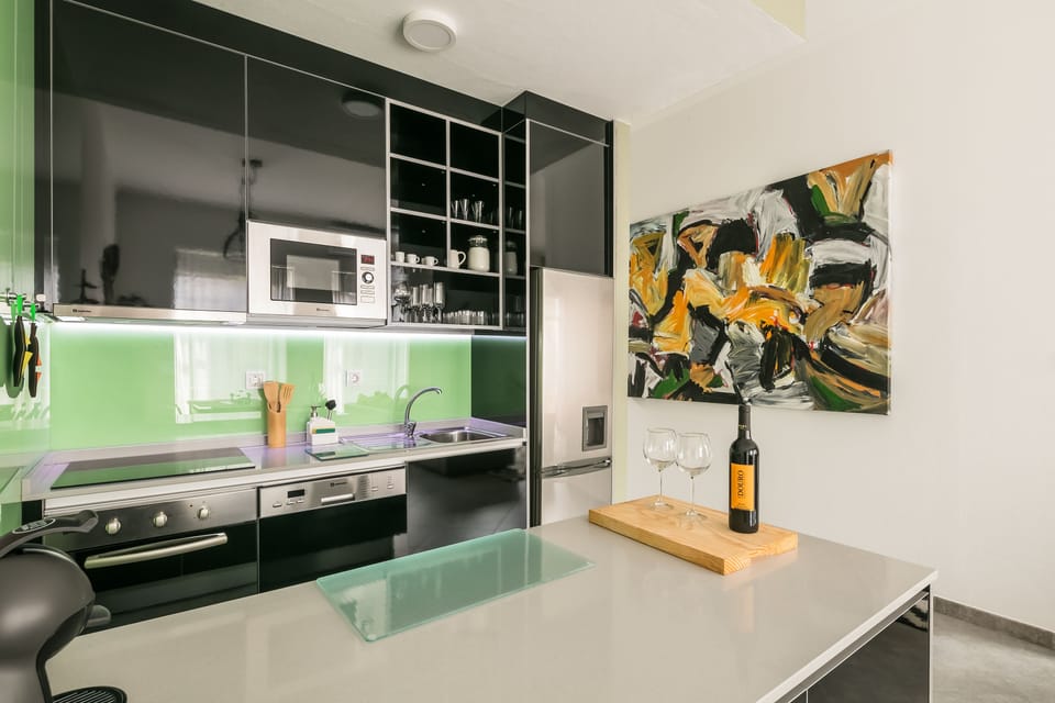 Full-size fridge, microwave, oven, dishwasher