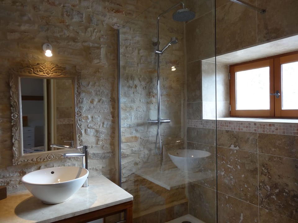 Master en-suite bathroom