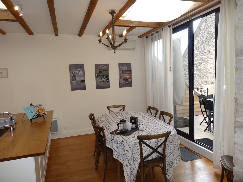 Indoor and outdoor dining, your choice!