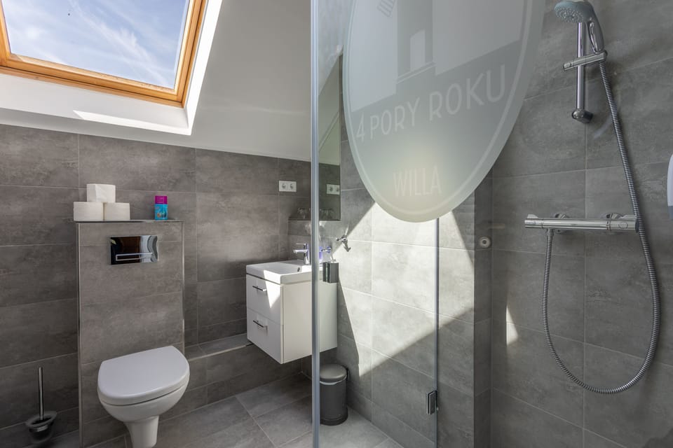 Double Room | Bathroom | Shower, free toiletries, hair dryer, bathrobes