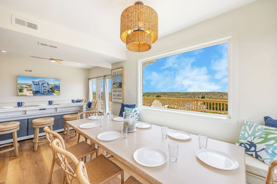 Every meal comes with a show — nature's everchanging display of blue skies, ocean waves, and magnificent sunrises.