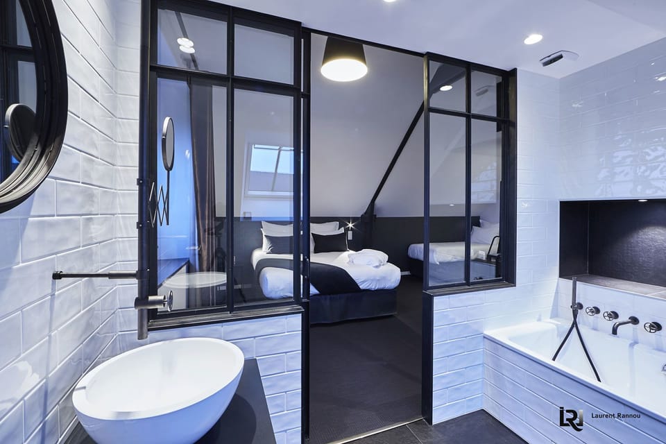 Junior Suite | Bathroom | Free toiletries, hair dryer, bathrobes, slippers