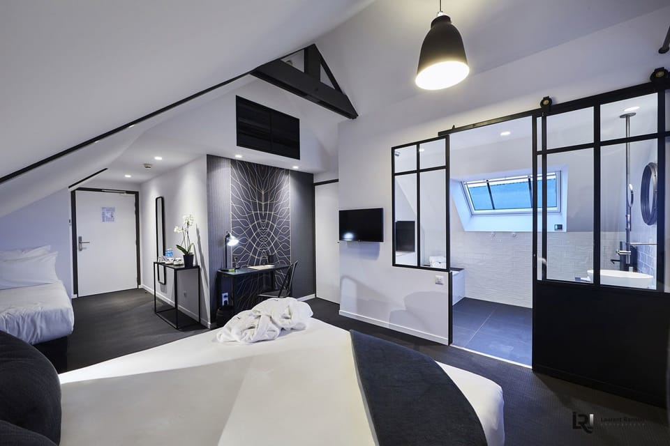 Junior Suite | Premium bedding, minibar, in-room safe, individually decorated