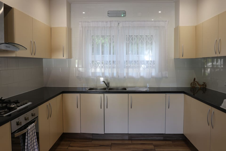Coffee/tea maker, full-size fridge, microwave, oven