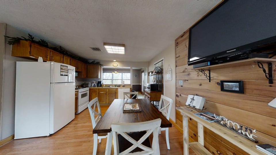 Cabin, 2 Bedrooms | Private kitchen | Fridge, oven, coffee/tea maker, toaster