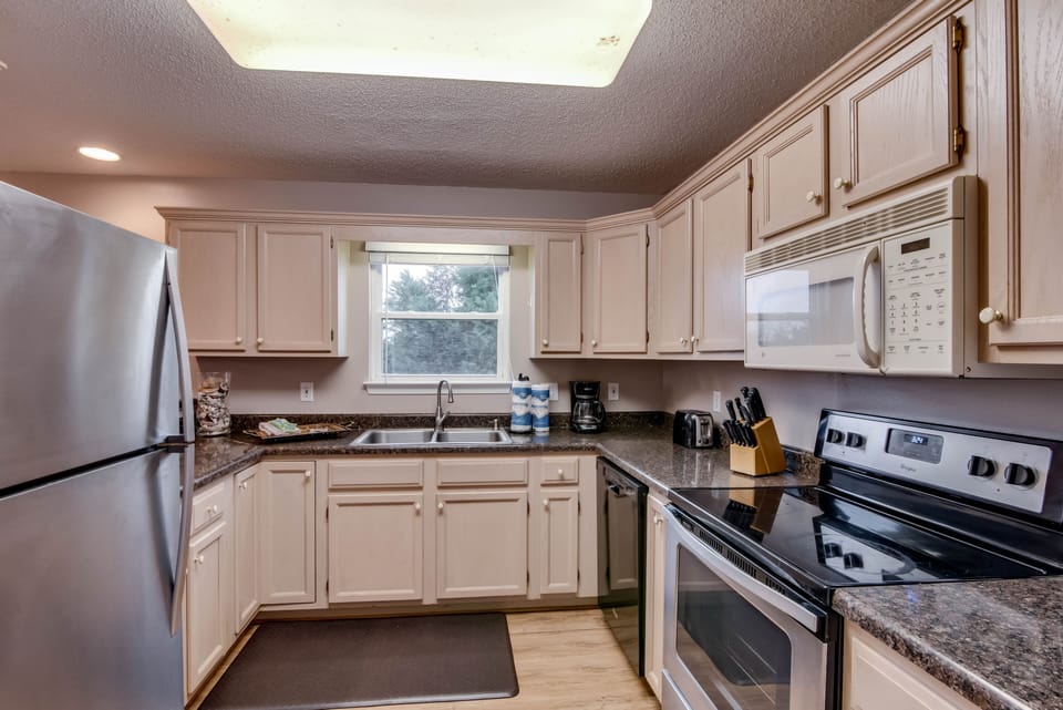 Duplex, 2 Bedrooms | Private kitchen | Coffee/tea maker, fridge, microwave, oven