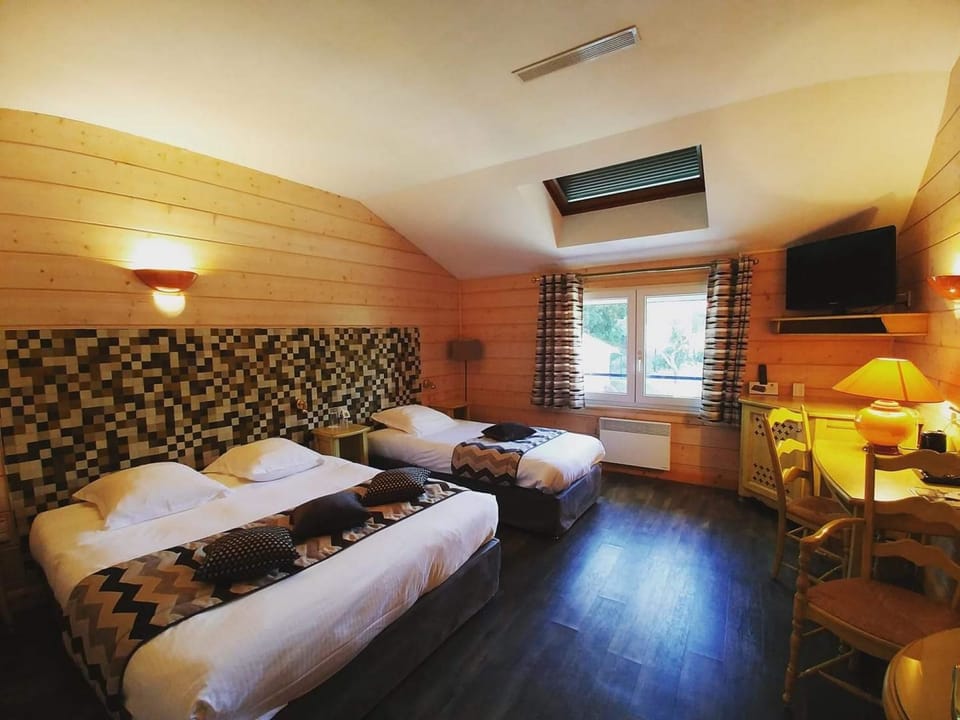 Triple Room | Minibar, in-room safe, desk, soundproofing