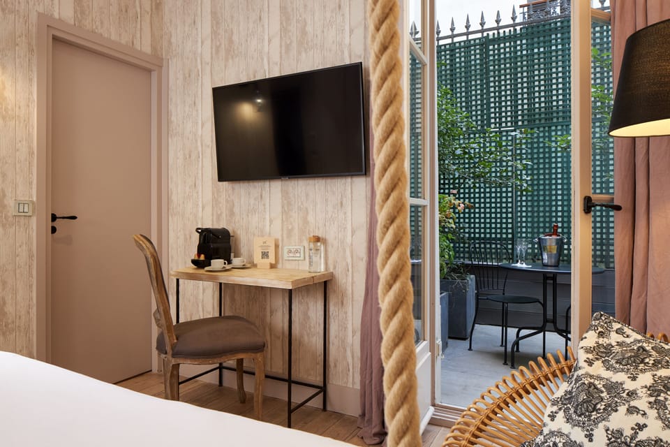 In-room safe, laptop workspace, soundproofing, free WiFi