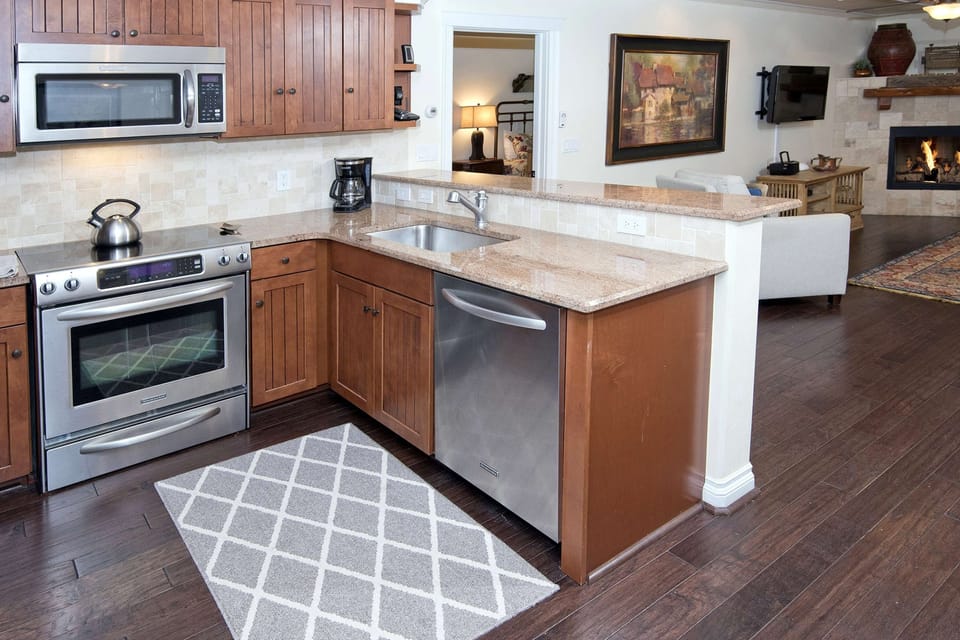 Condo, 2 Bedrooms | Private kitchen | Fridge, oven, coffee/tea maker, toaster