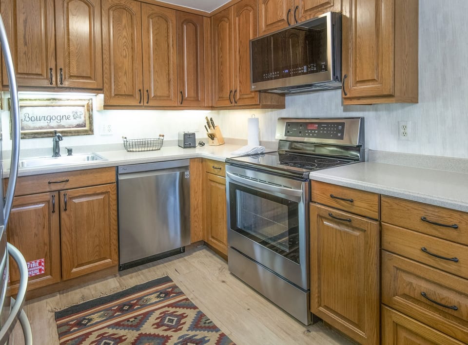 Condo, 2 Bedrooms | Private kitchen | Dining tables