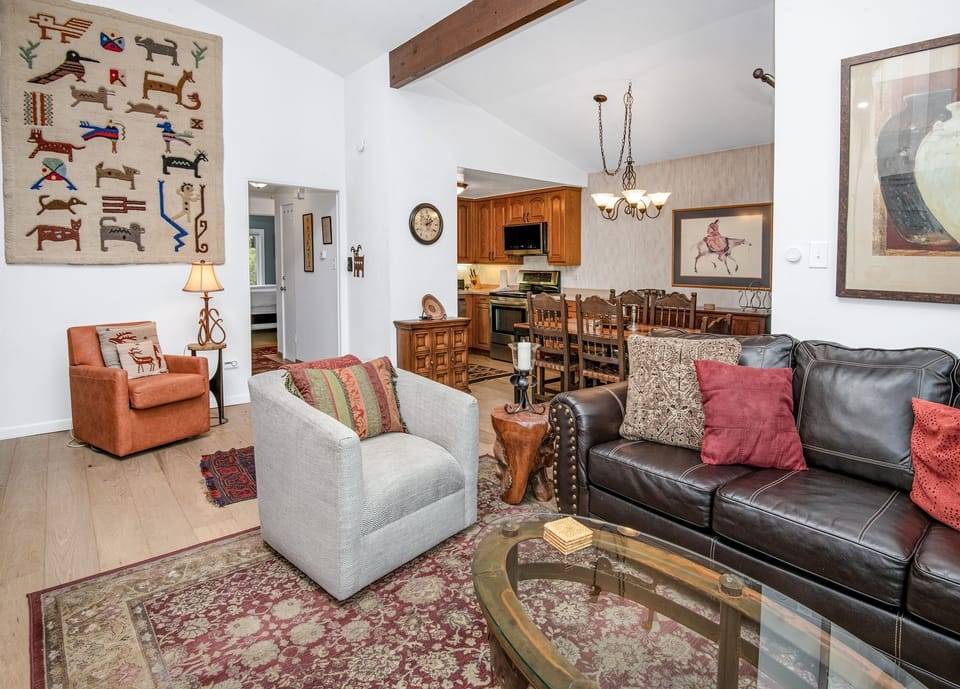 Condo, 2 Bedrooms | Living area