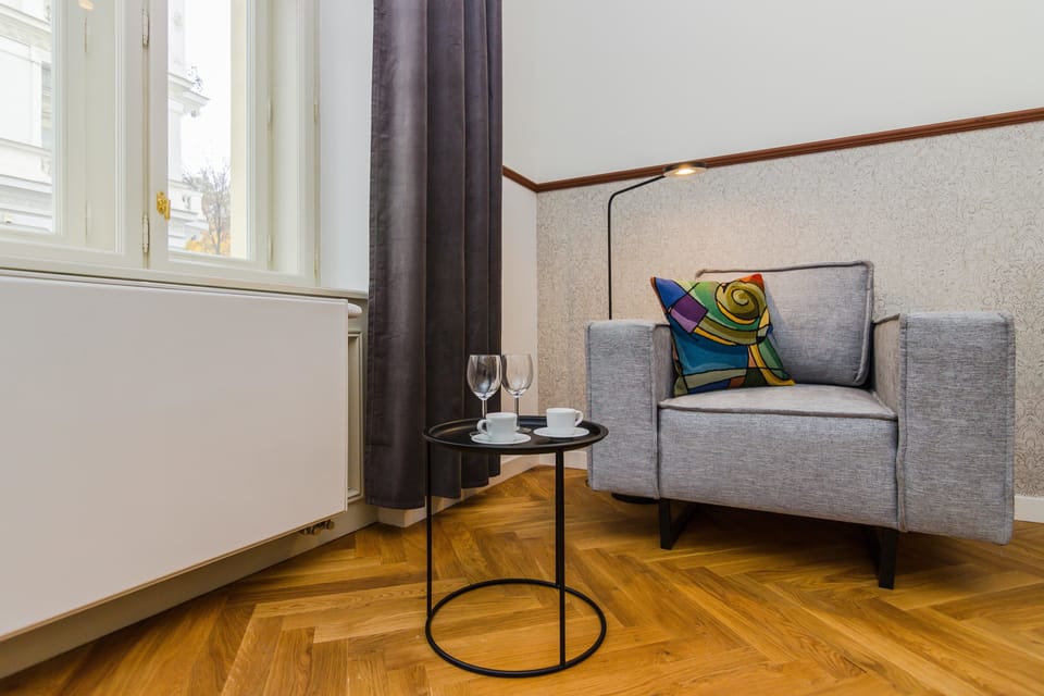 Classic Apartment | Minibar, individually decorated, individually furnished, blackout drapes