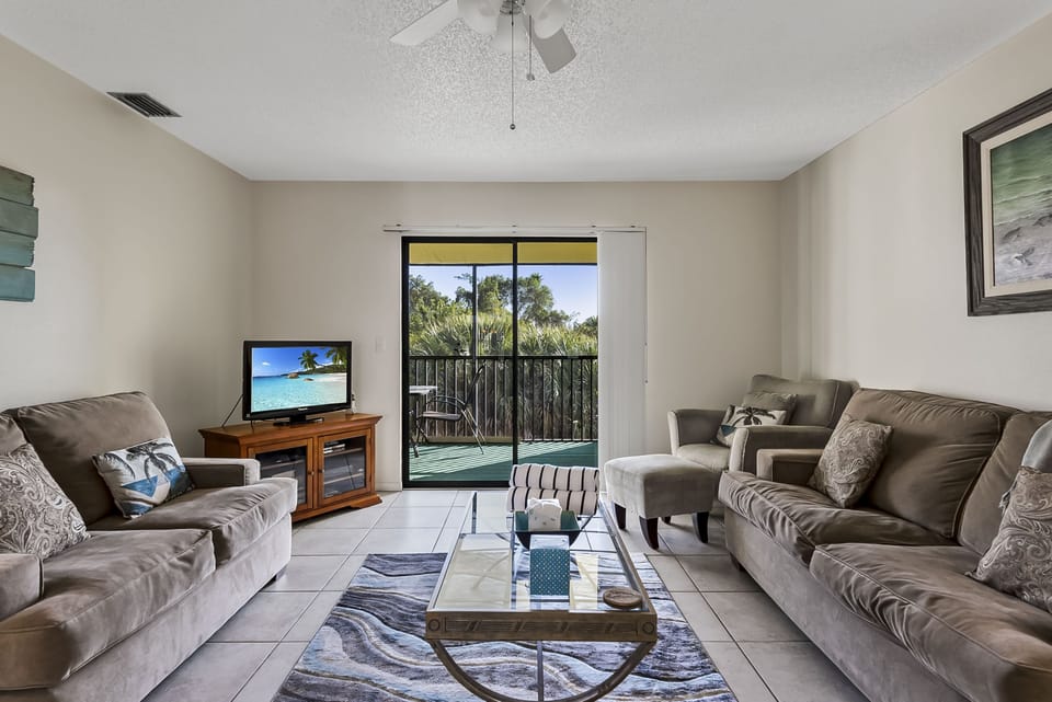 Condo, 2 Bedrooms | Living area