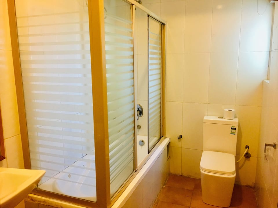 Executive Room | Bathroom | Combined shower/tub, rainfall showerhead, free toiletries, towels