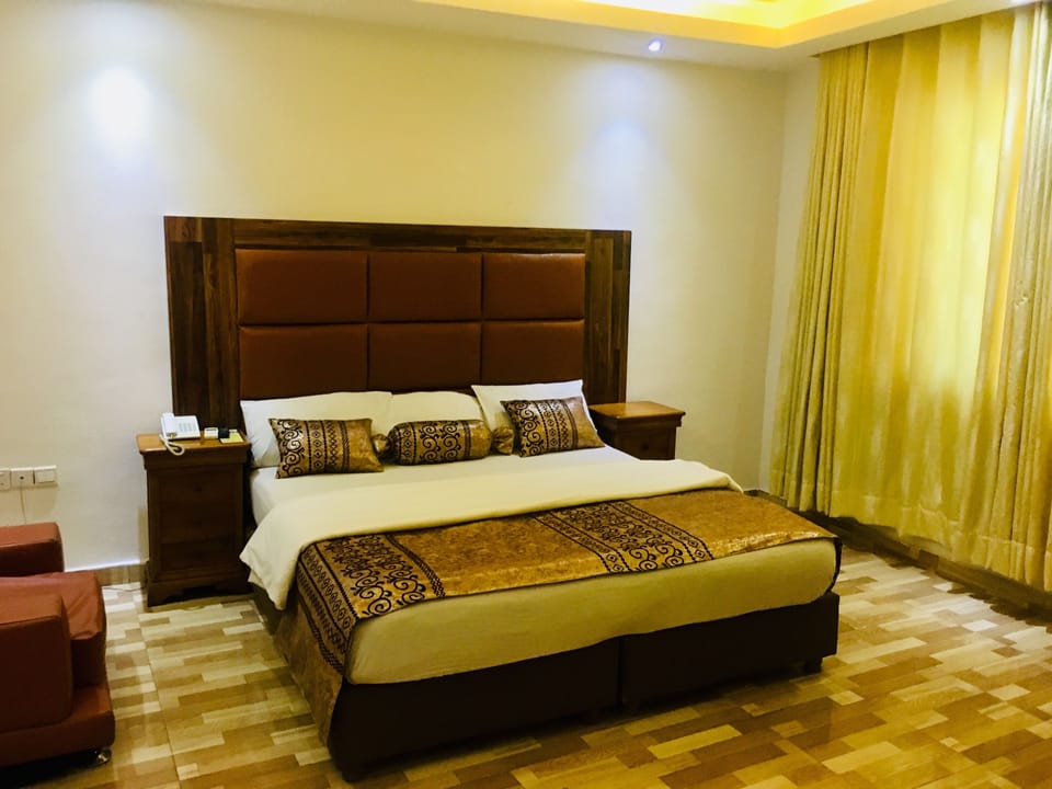 Standard Room | In-room safe, desk, laptop workspace, blackout drapes
