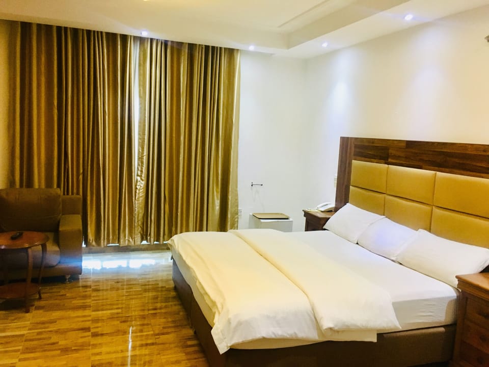 Executive Apartment | In-room safe, desk, laptop workspace, blackout drapes