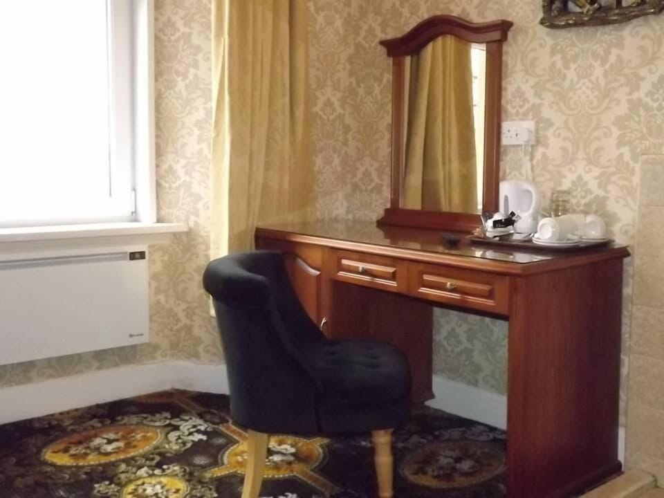 Minibar, desk, iron/ironing board, WiFi