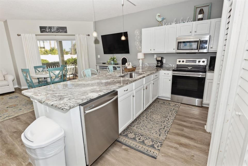 Condo, 1 Bedroom | Private kitchen | Fridge, oven, coffee/tea maker, toaster