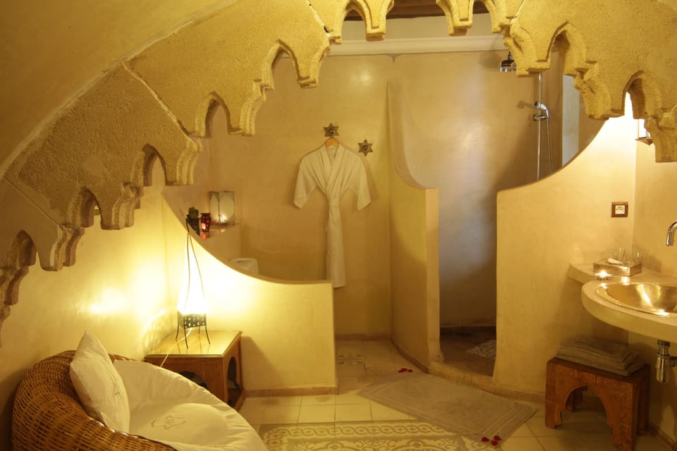 Comfort Suite (Orientale) | Bathroom | Free toiletries, hair dryer, towels