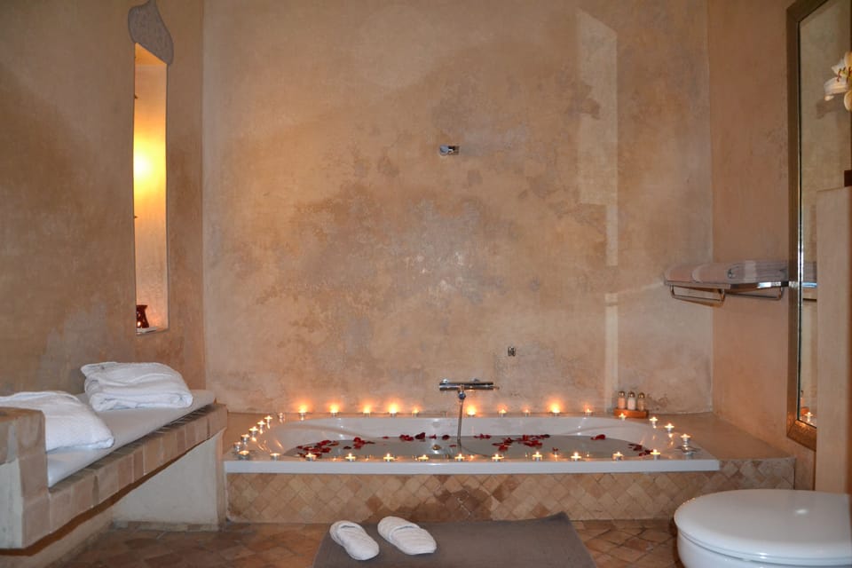 Deluxe Double or Twin Room | Deep soaking bathtub