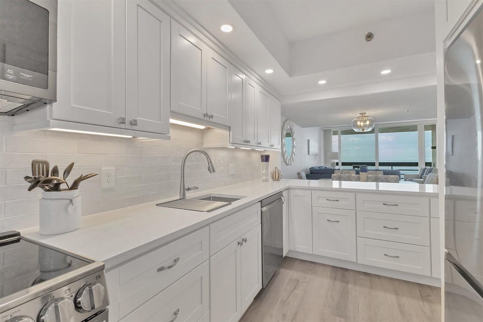 Beachplace 9-502 by FVC - Kitchen