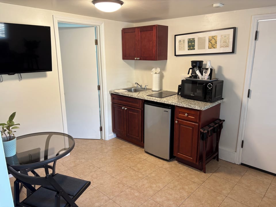Standard Studio, 1 Bedroom | Private kitchen | Fridge, microwave, coffee/tea maker, toaster