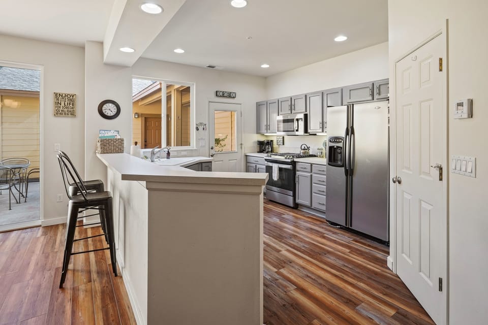 Townhome, 2 Bedrooms | Private kitchen | Fridge, microwave, oven, stovetop