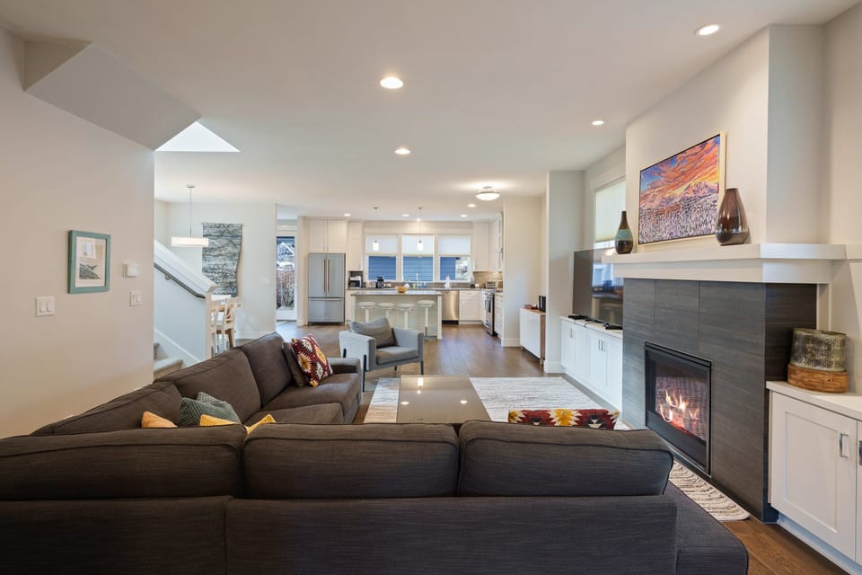 House, 4 Bedrooms | Living area | TV