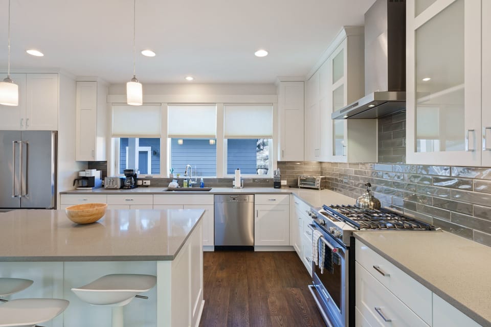 House, 4 Bedrooms | Private kitchen | Fridge, microwave, oven, stovetop
