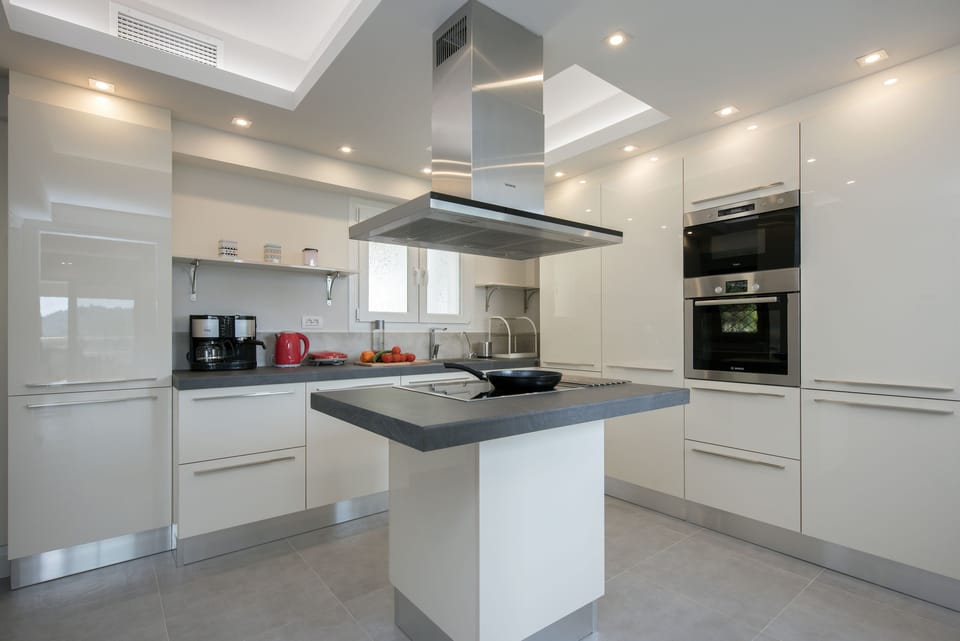 Villa | Private kitchen | Full-size fridge, microwave, oven, stovetop