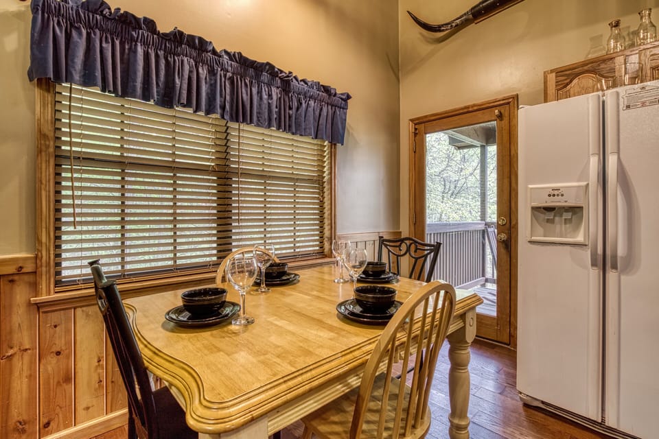 Smoky Mountain Cabin "Dances With Wolves" - Dining table