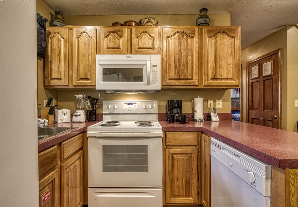 Gatlinburg Cabin "Dances With Wolves" - Fully furnished kitchen